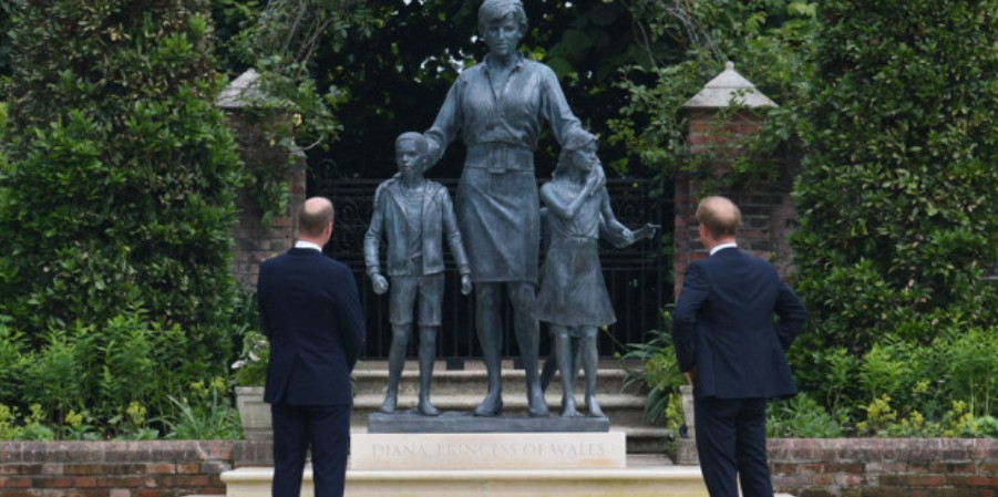 Πριγκίπισσα Νταϊάνα: Το άγαλμά της διχάζει τους Βρετανούς – Τιμά τη μνήμη της ή είναι.. υπερβολικά βλοσυρό;